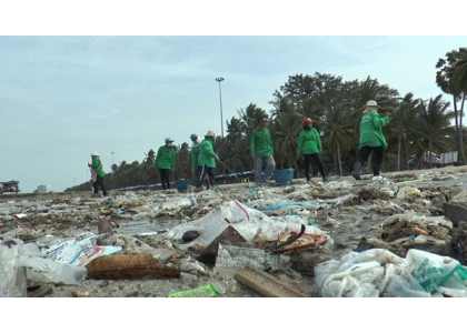 2018–07-26 160吨垃圾上岸挽盛沙滩变垃圾场